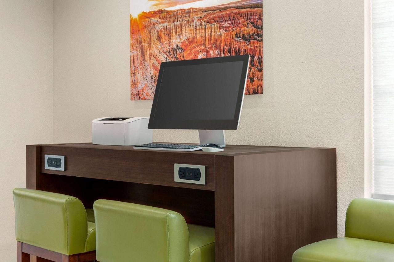Days Inn & Suites By Wyndham Greater トンボール エクステリア 写真