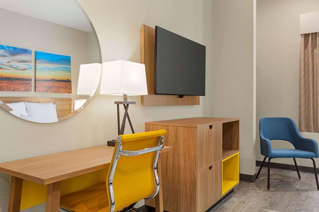 Days Inn & Suites By Wyndham Greater トンボール エクステリア 写真